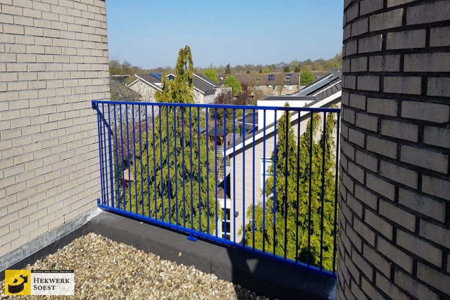 Hekwerk Soest B.V. | Sierhekwerk : balkonhekwerk - blauwe spijlen.