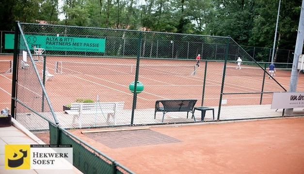 Hekwerk Soest B.V. | Home | Tennisbaanafrastering : Dè specialist van Midden-Nederland in hekwerken om tennisbanen en sportbenodigdheden.