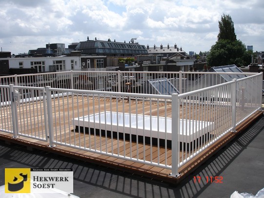 Hekwerk Soest B.V. | Inspiratie: Balkonhekwerk - wit spijlenhekwerk rondom dakterras.