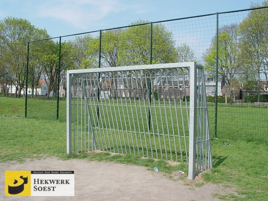 Hekwerk Soest B.V. | Inspiratie: Ballenvanger & Voetbalkooi / Pannakooi: voetbaldoel los in een ballenvanger.