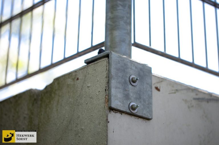 Hekwerk Soest B.V. | Inspiratie: Verzinkt dubbelstaafmat hekwerk met een haakse voetplaat op een betonnen muur.