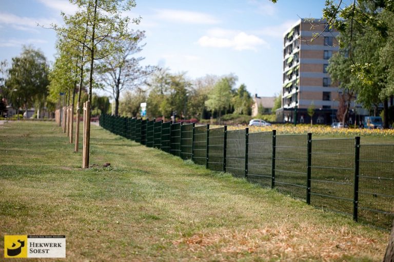 Hekwerk Soest B.V. | Inspiratie: Groen dubbelstaafmat hekwerk op een openbaar terrein langs een speelveld.