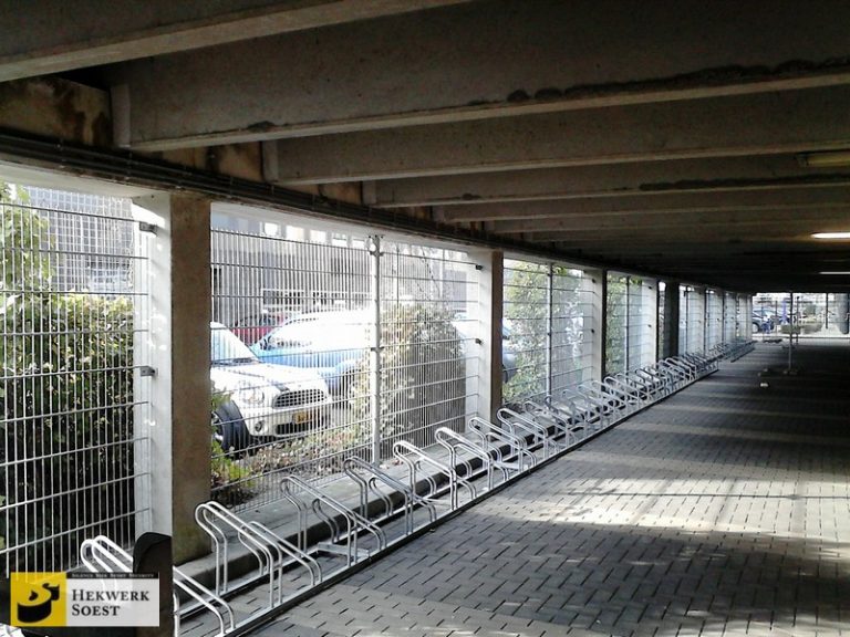 Hekwerk Soest B.V. | Inspiratie: Verzinkt dubbelstaafmat hekwerk met poorten in een garage / fietsenstalling.