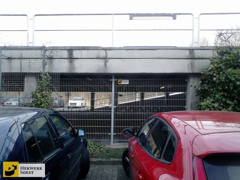 Hekwerk Soest B.V. | Inspiratie: Verzinkt dubbelstaafmat hekwerk met poorten in een garage / fietsenstalling.