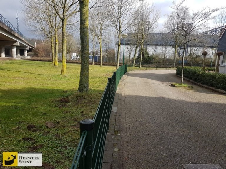 Hekwerk Soest B.V. | Inspiratie: Groen dubbelstaafmat hekwerk langs een openbaar terrein.