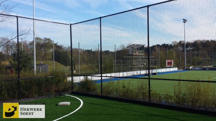 Hekwerk Soest B.V. | Ballenvanger rondom een hockeyveld.