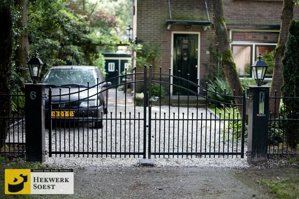 Hekwerk Soest B.V. | Inspiratie: Brievenbus - vooraanzicht op de poortpaal.