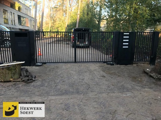 Hekwerk Soest B.V. | Inspiratie: Brievenbus - geïntegreerd in de robuuste poortpaal.