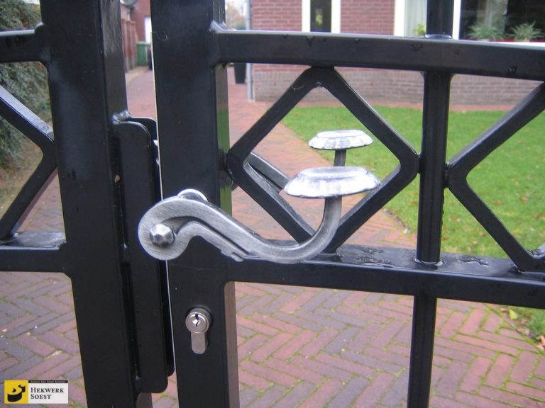 Hekwerk Soest B.V. | Inspiratie | Sierpoort - detail van de deurkruk.