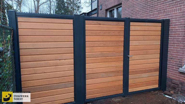 Hekwerk Soest B.V. | Inspiratie: Dubbele poort met metalen frame met hardhouten planken.