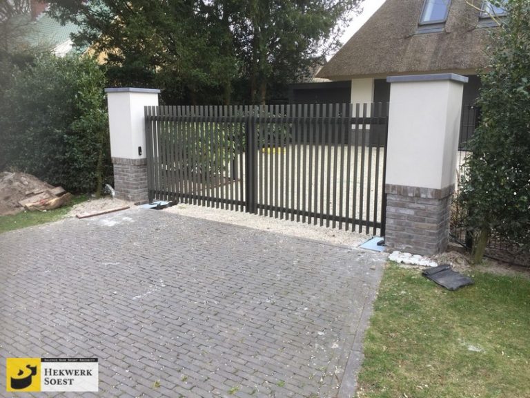 Hekwerk Soest B.V. | Inspiratie: een dubbele poort met lamellen haaks op de poort.
