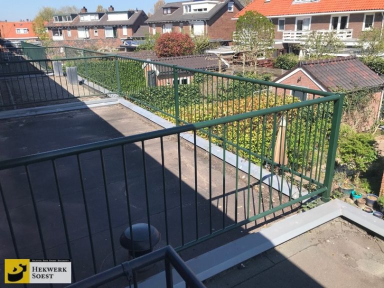 Hekwerk Soest B.V. | Inspiratie: Groen spijlenhekwerk op uw balkon.