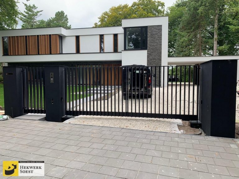 Hekwerk Soest B.V. | Inspiratie: Modern huis met een moderne poort met lamellen.