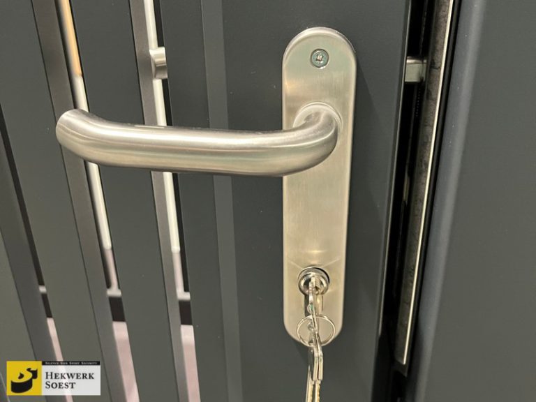 Hekwerk Soest B.V. | Sierhekwerk en Sierpoorten - RVS deurkruk voor op uw aluminium sierpoort.