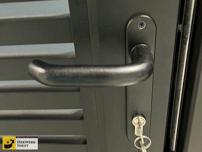 Hekwerk Soest B.V. | Sierhekwerk en Sierpoorten - Zwarte deurkruk voor op uw aluminium sierpoort.