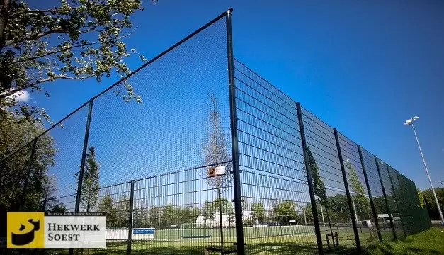 Ruim assortiment aan ballenvangers en andere hekwerken voor sportvelden bij Hekwerk Soest B.V.
