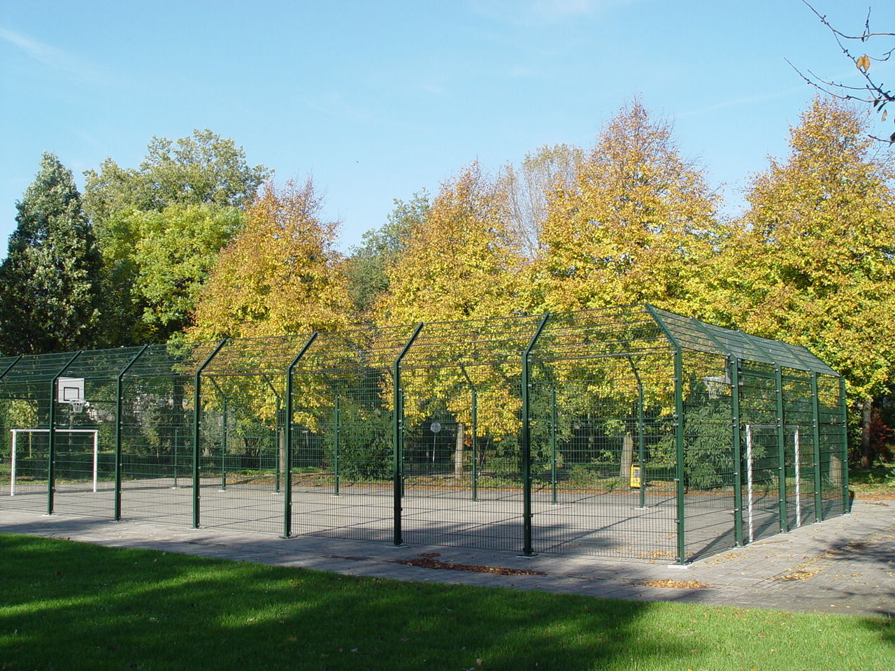 Voetbalkooi - ruim assortiment aan voetbalkooien - pannakooien - gesloten hekwerken om speelveld bij Hekwerk Soest B.V.