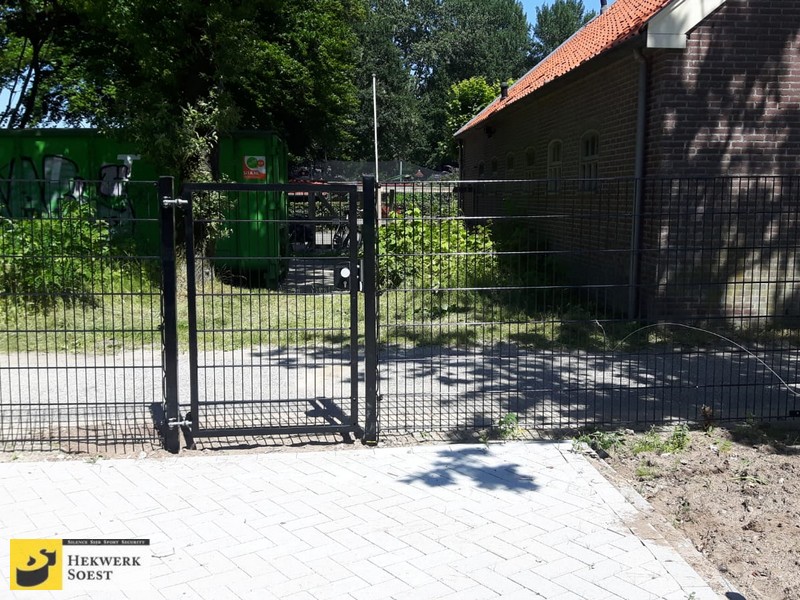 Enkele draaipoort - toegangspoort - tuinpoort met dubbelstaafmatvulling - vulling van dubbelstaafmat van Hekwerk Soest B.V.