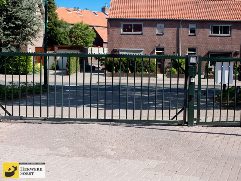 Dubbele draaipoort met standaard spijlen - toegangspoort - tuinpoort met spijlenvulling van Hekwerk Soest B.V.